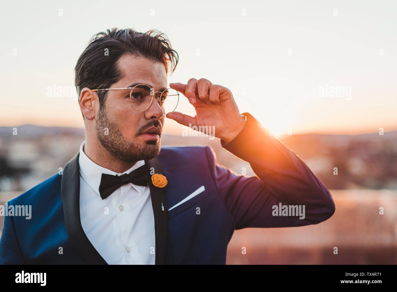 Portrait von stilvollen Mann auf dem Dach Terrasse bei Sonnenuntergang Stockfoto
