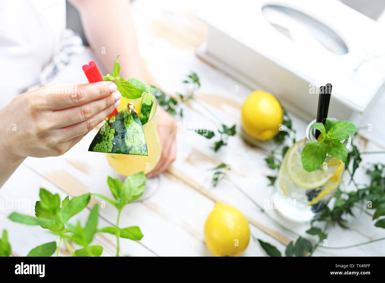 Ferienwohnung sonnige Drink, orange exotischen Drink mit Wassermelone Stockfoto