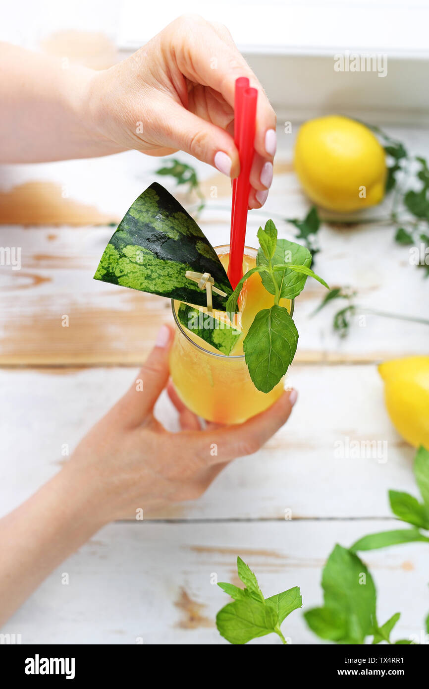 Trinken, farbenfrohen exotischen Drink mit Wassermelone auf Orangensaft. Stockfoto