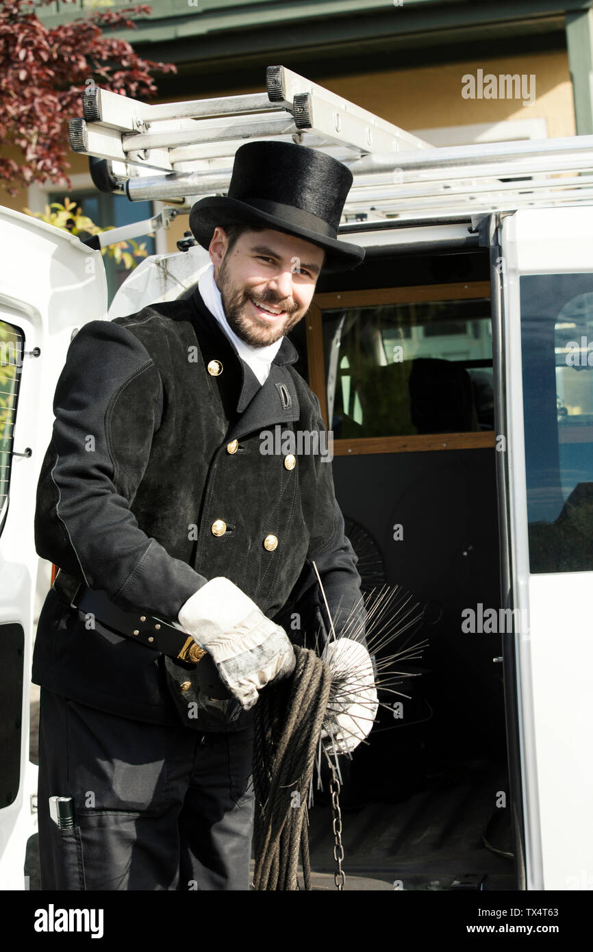 Portrait von lächelnden Schornsteinfeger an seinem Van Stockfoto