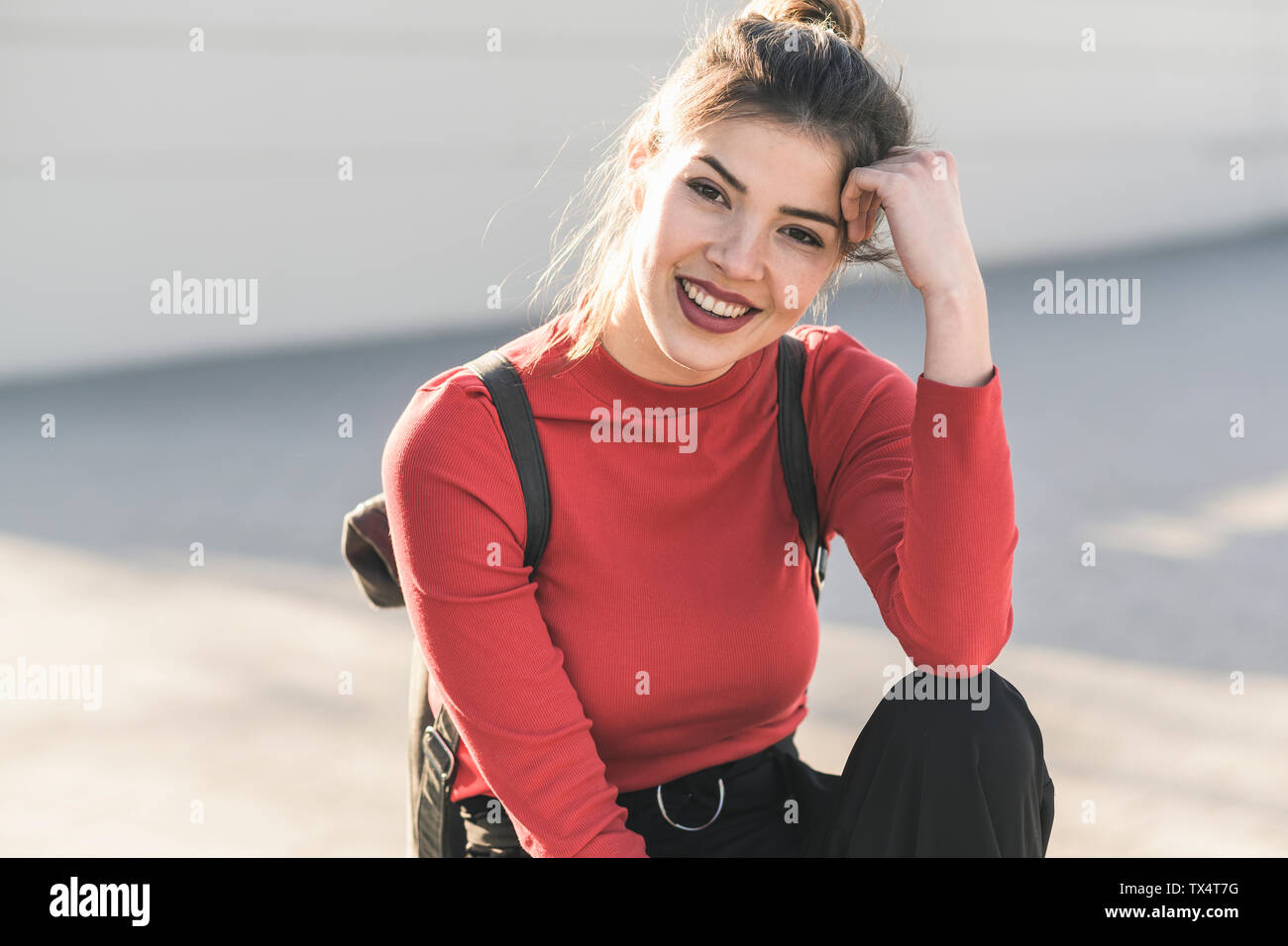 Porträt von eine glückliche junge Frau im freien Stockfoto