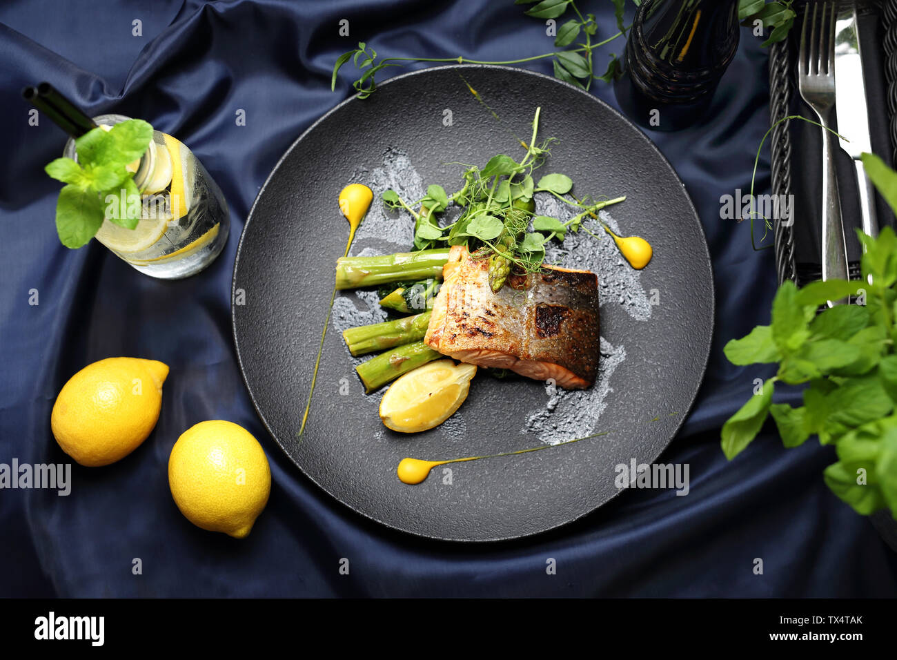 Gegrillter Lachs mit grünem Spargel. Eine elegante exquisite Gerichte. Stockfoto