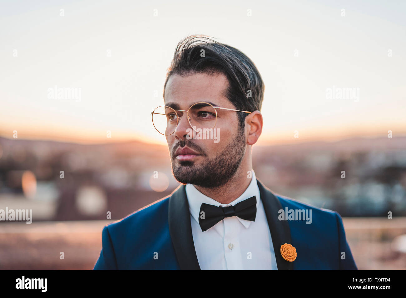 Portrait von stilvollen Mann auf dem Dach Terrasse bei Sonnenuntergang Stockfoto