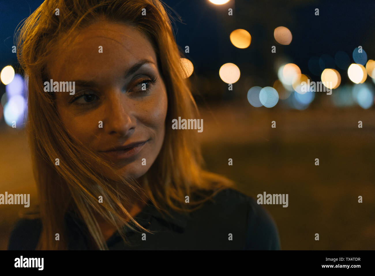Porträt der jungen Frau in die Stadt in der Nacht Stockfoto