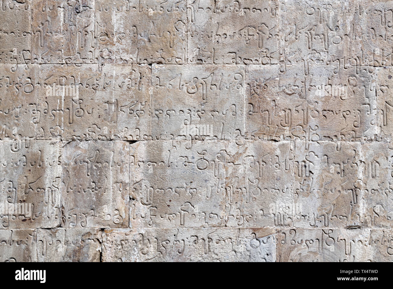 Georgien, Gudauri, Sanskrit schreiben auf stein Wand Stockfoto