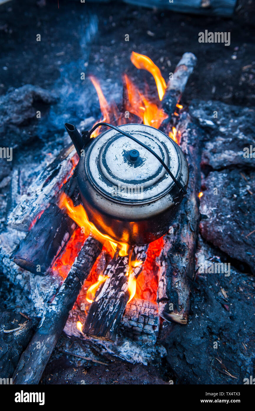Kochendes Wasser Topf über einem offenen Feuer auf einem Campingplatz auf Tolbachik Vulkan, Kamtschatka, Russland Stockfoto