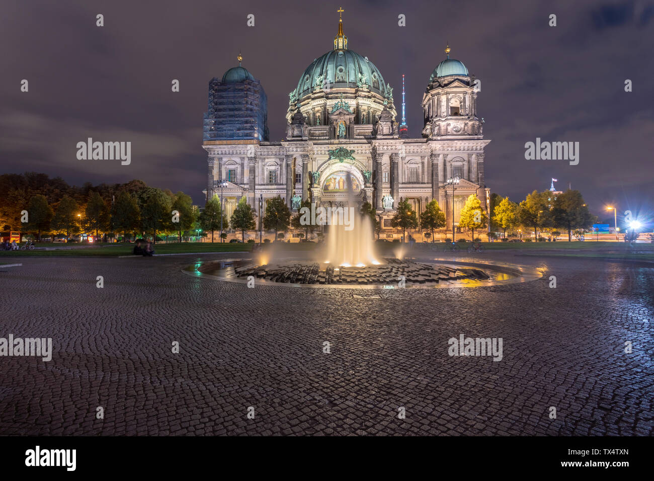 Deutschland, Berlin, Blick auf die beleuchteten Berliner Dom Stockfoto