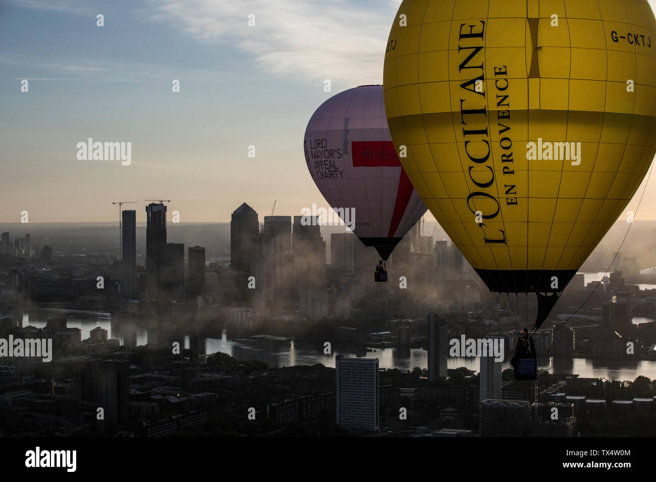 Oberbürgermeister Hot Air Balloon Regatta 2019 über die Skyline von London, England, Vereinigtes Königreich Stockfoto