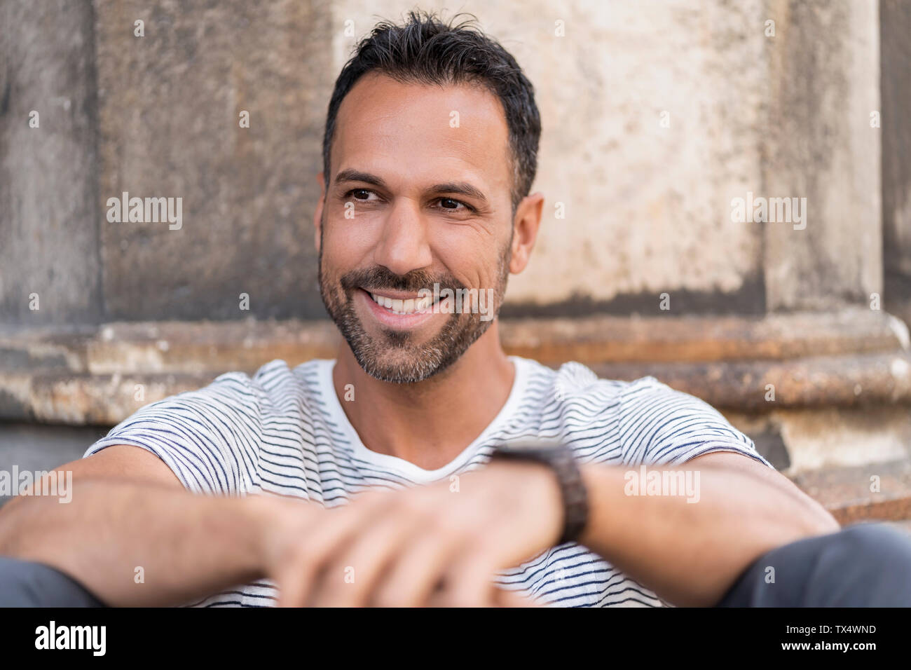 Portrait von lächelnden entspannt man in der Stadt Stockfoto