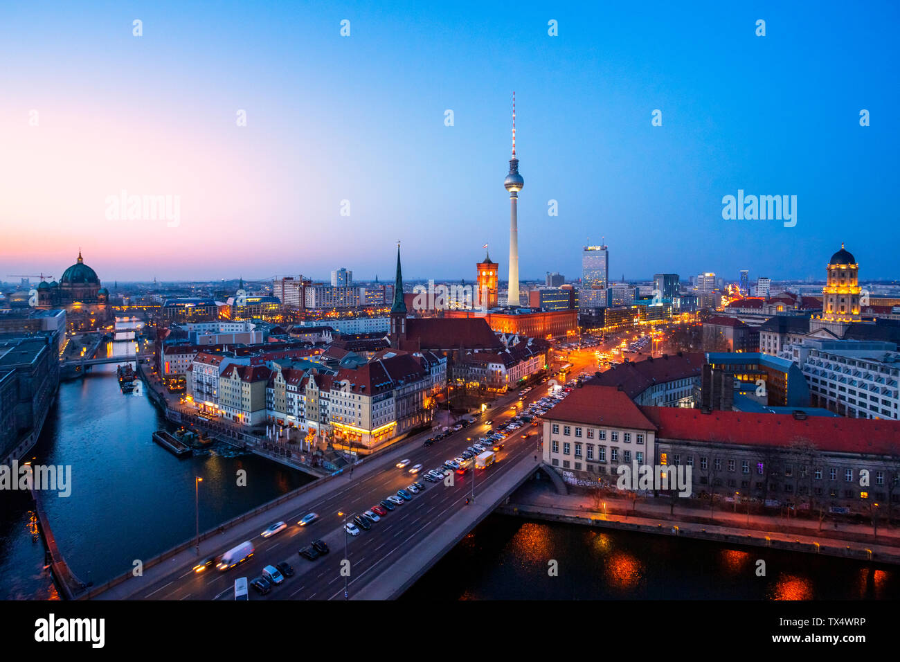 Deutschland, Berlin, Panorama mit Fernsehturm, Rotes Rathaus und die St.-Nikolaus-Kirche bei Sonnenuntergang Stockfoto