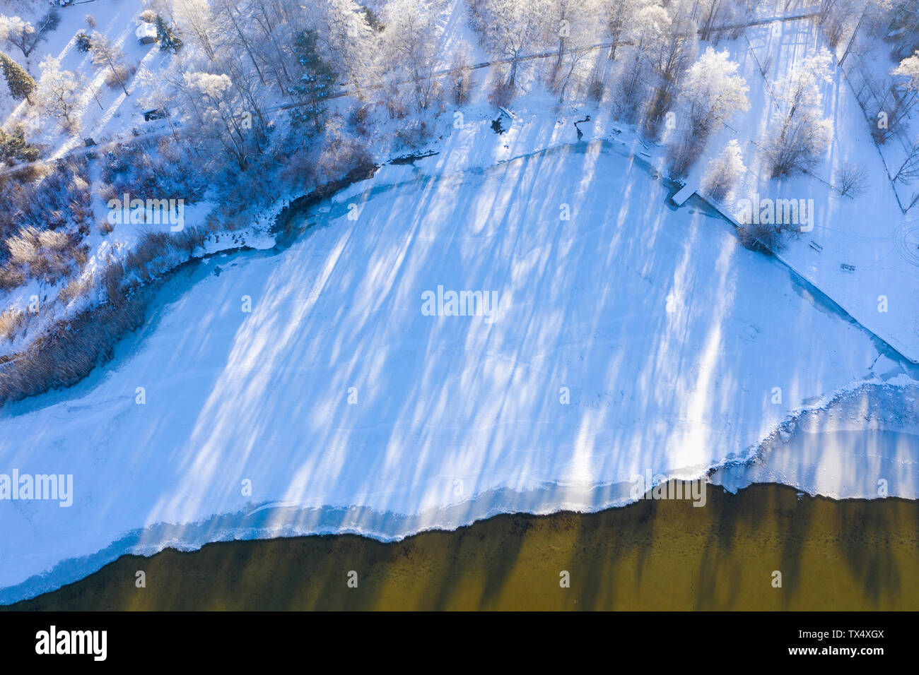 Deutschland, Bayern, Sankt Heinrich, gefroren Seeufer am Starnberger See, Luftaufnahme Stockfoto