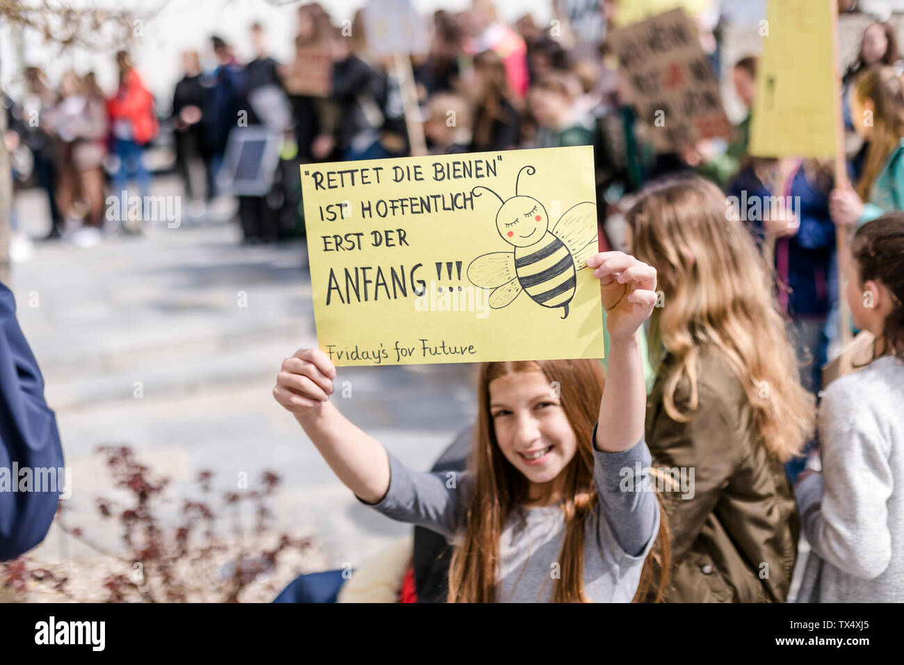 Mädchen, dass eine Plakette an eine Demonstration für den Umweltschutz Stockfoto