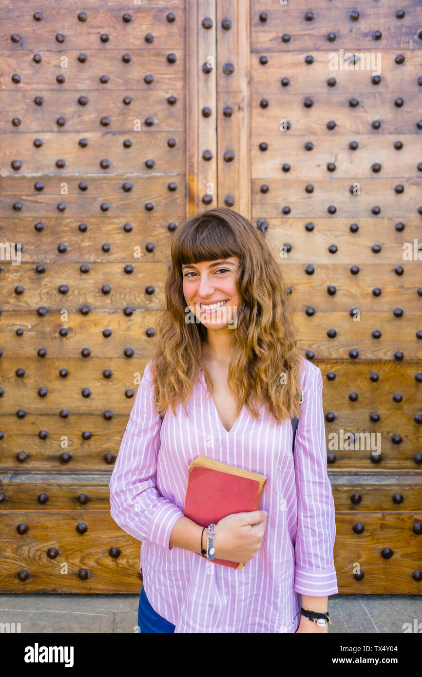 Junge Frau auf einer Städtereise, Ratgeber Stockfoto