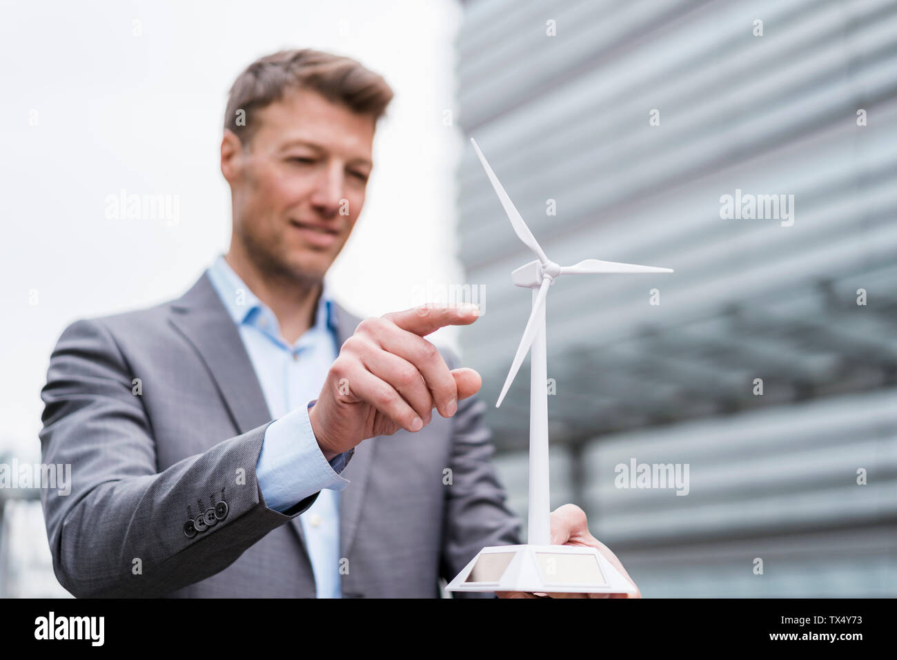 Geschäftsmann mit wind turbine Modell im Freien Stockfoto