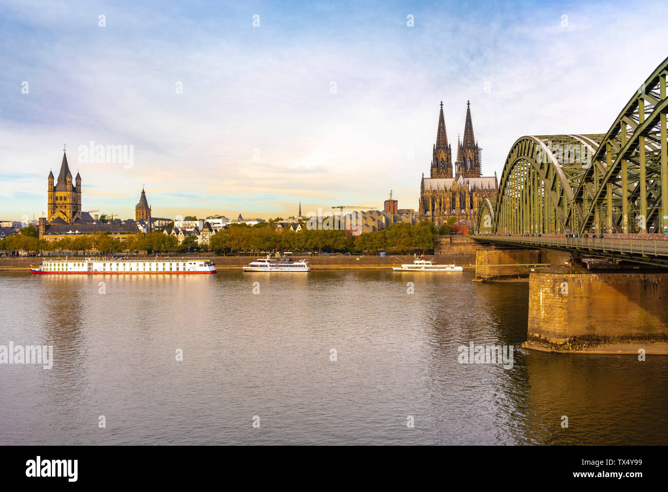 Deutschland, Köln, Hohenzollernbrücke und Dom zu Köln am Morgen Stockfoto
