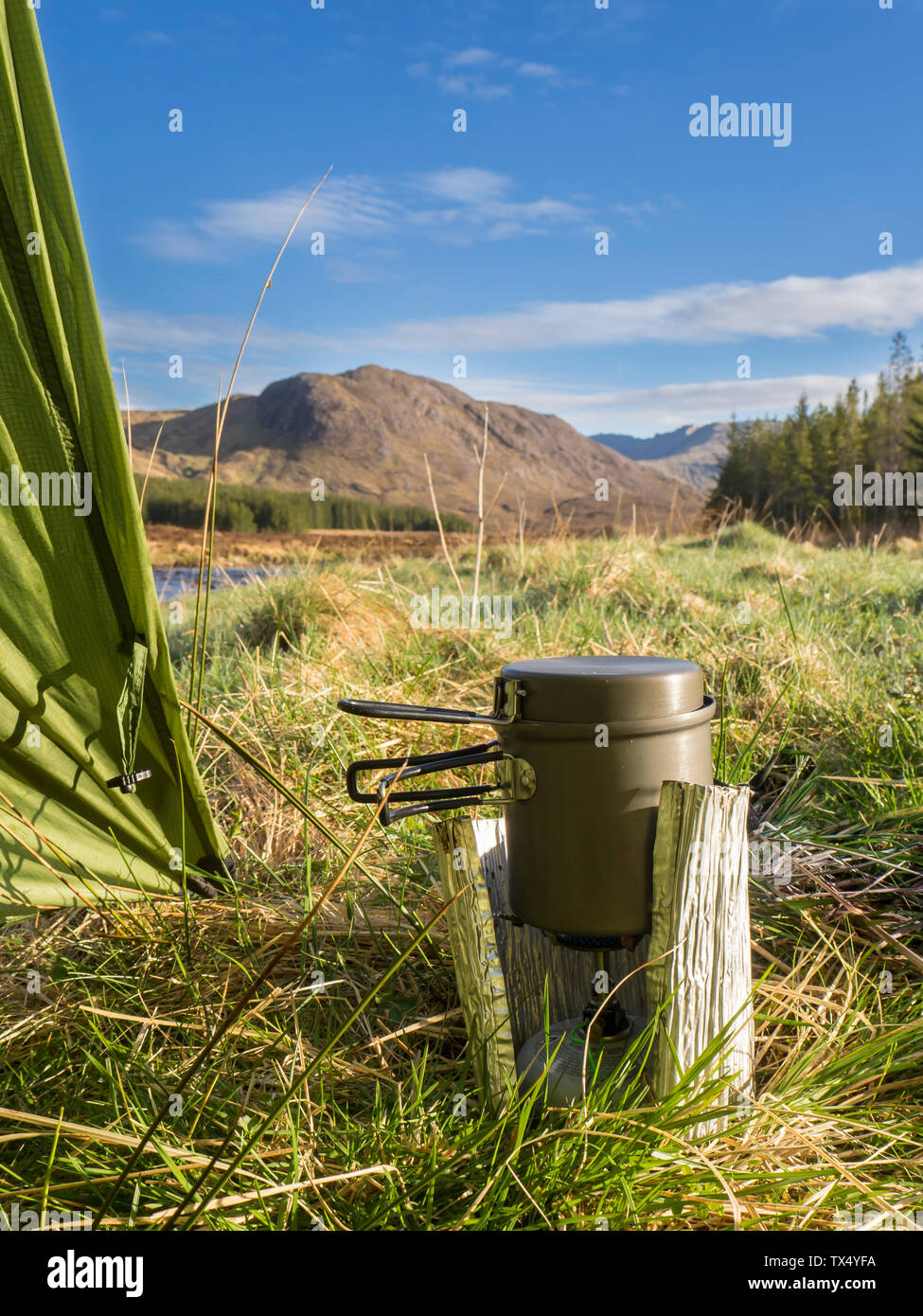 Großbritannien, Schottland, Northwest Highlands, Glen Oykel, Gasherd vor der Hütte Stockfoto