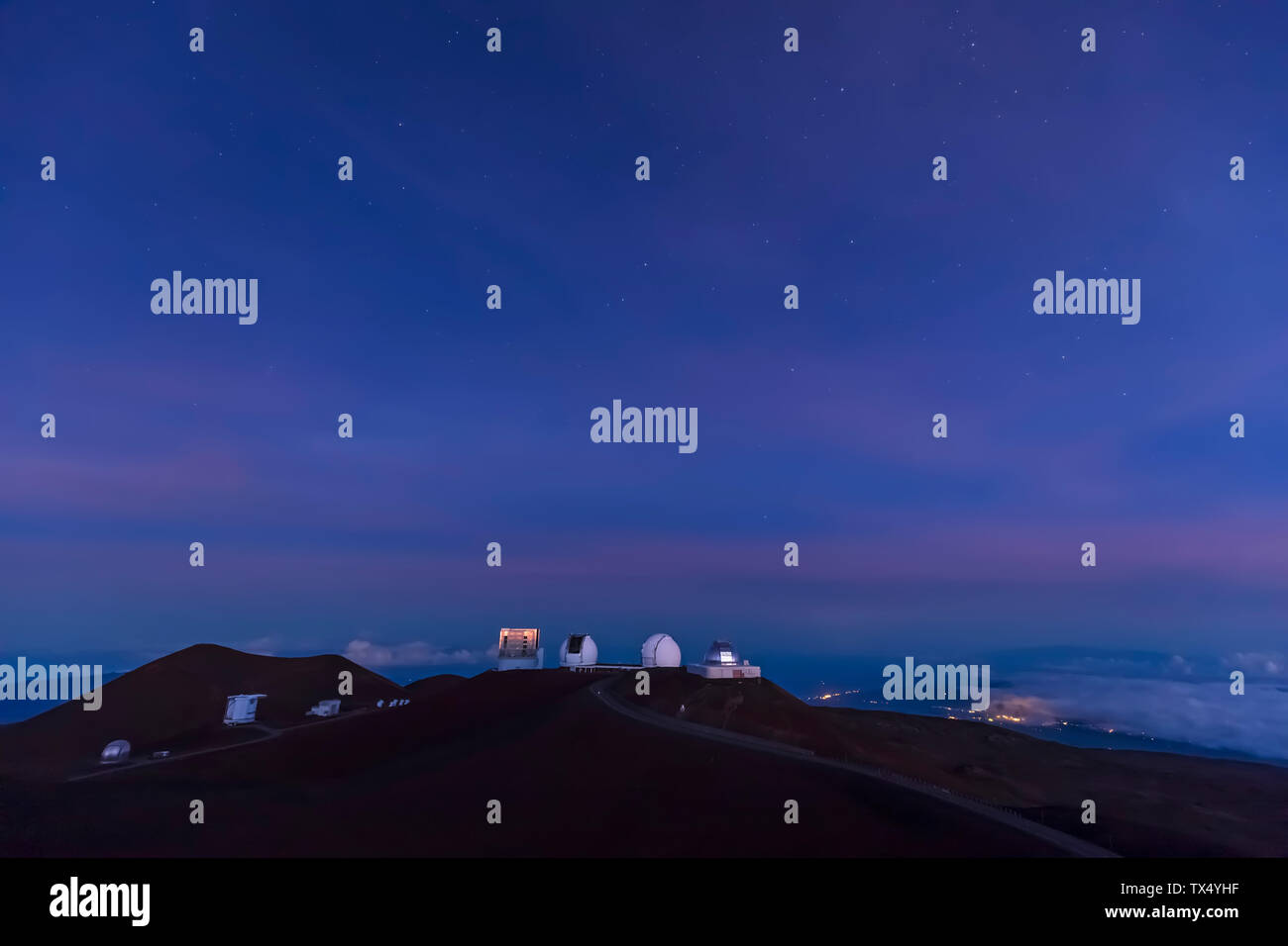 USA, Hawaii, Mauna Kea Vulkans, Teleskope auf Mauna Kea Sternwarten auf der blauen Stunde Stockfoto