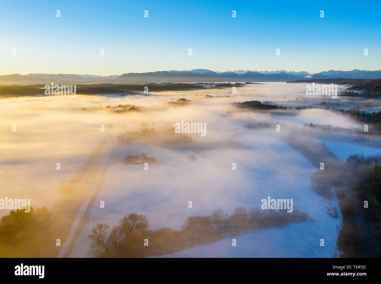 Deutschland, Bayern, Loisach, Sonnenaufgang über Winterlandschaft, Luftaufnahme Stockfoto