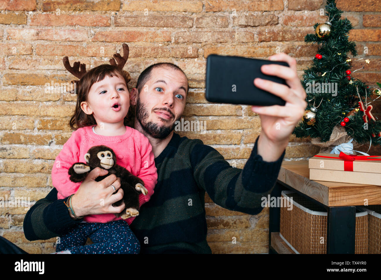 Portrait von Vater und Tochter unter selfie mit Smartphone an Weihnachten Stockfoto
