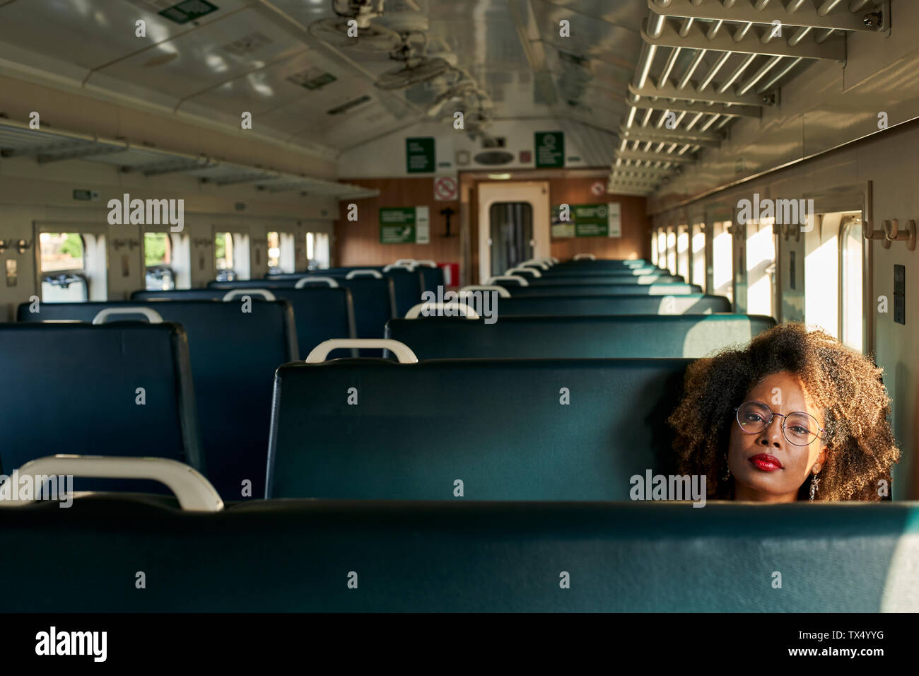Porträt der jungen Frau im Zug Stockfoto