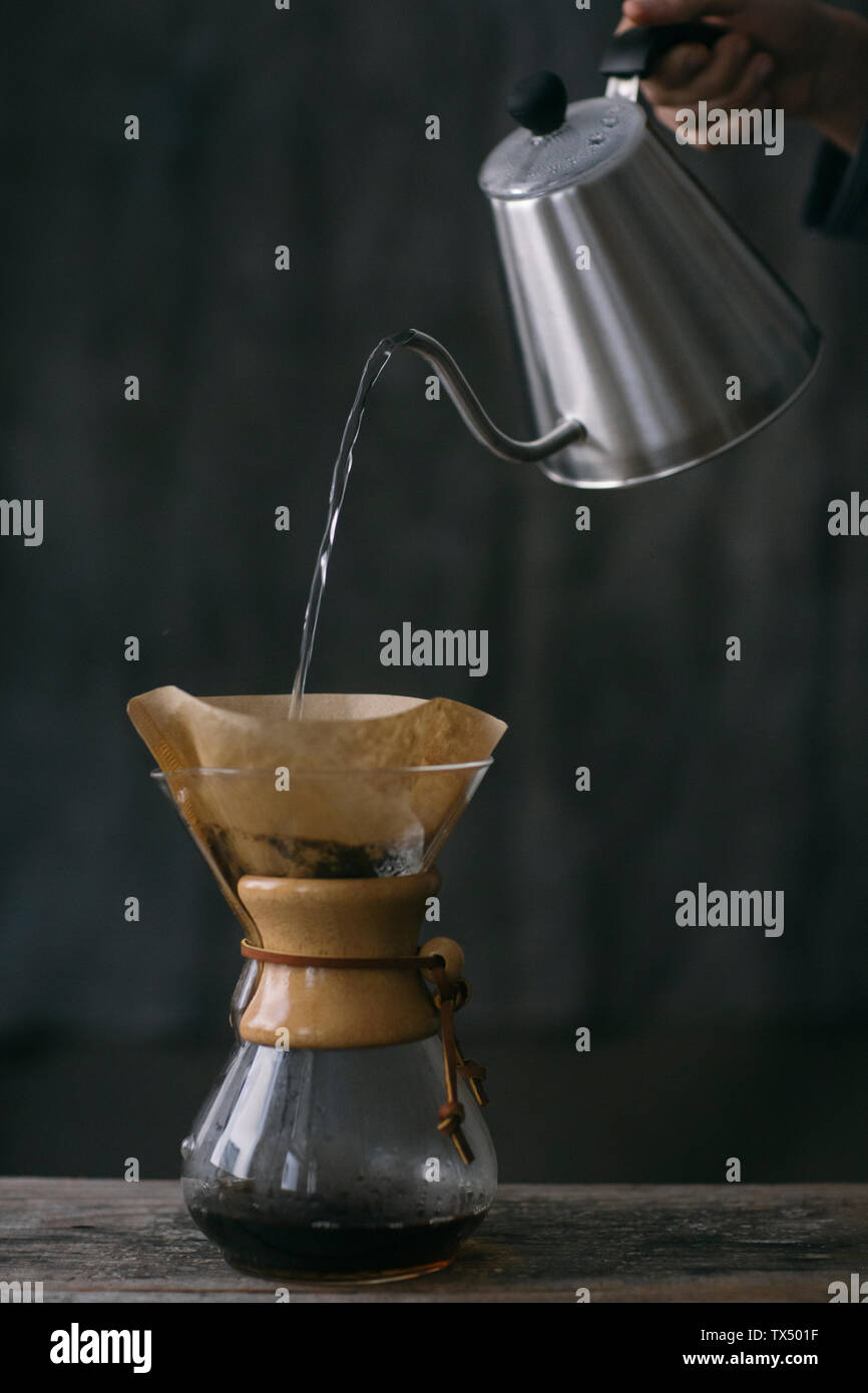 Close-up des Menschen Vorbereitung gefilterten Kaffee Stockfoto