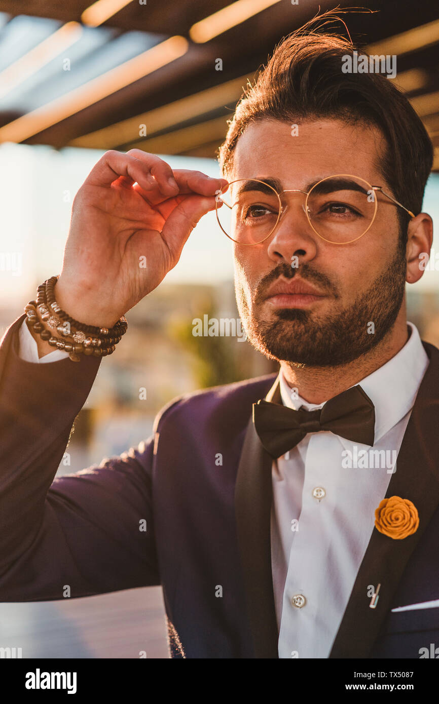 Portrait von stilvollen Mann auf dem Dach Terrasse bei Sonnenuntergang Stockfoto