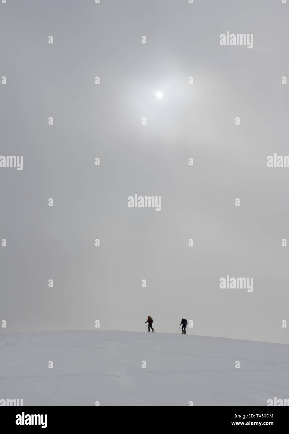 Georgien, Kaukasus, Gudauri, Leute auf einer Skitour unter dunstigen Himmel Stockfoto