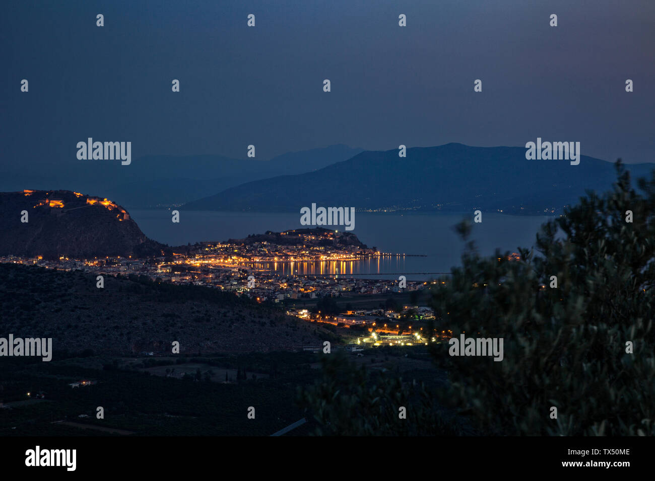 Griechenland, Nafplio, Stadtbild mit Festung Palamidi in der blauen Stunde Stockfoto