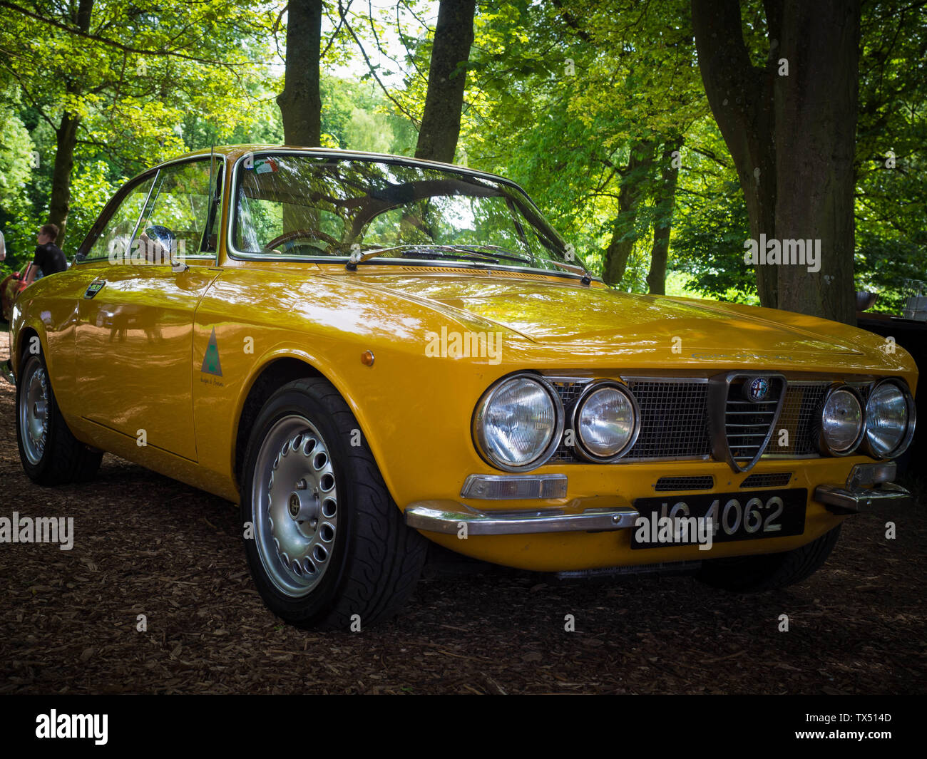 Gelb 1970 Alfa Romeo Giulia Sprint GT im Coffein & Machine in Ettington, Großbritannien Stockfoto