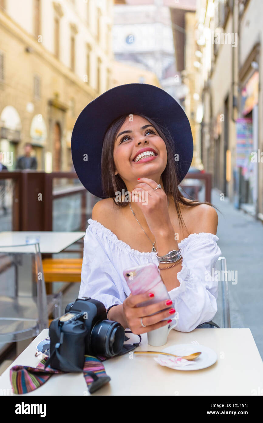 Italien, Florenz, Portrait von glücklichen jungen Touristen trinken Espresso im Straßencafé Stockfoto