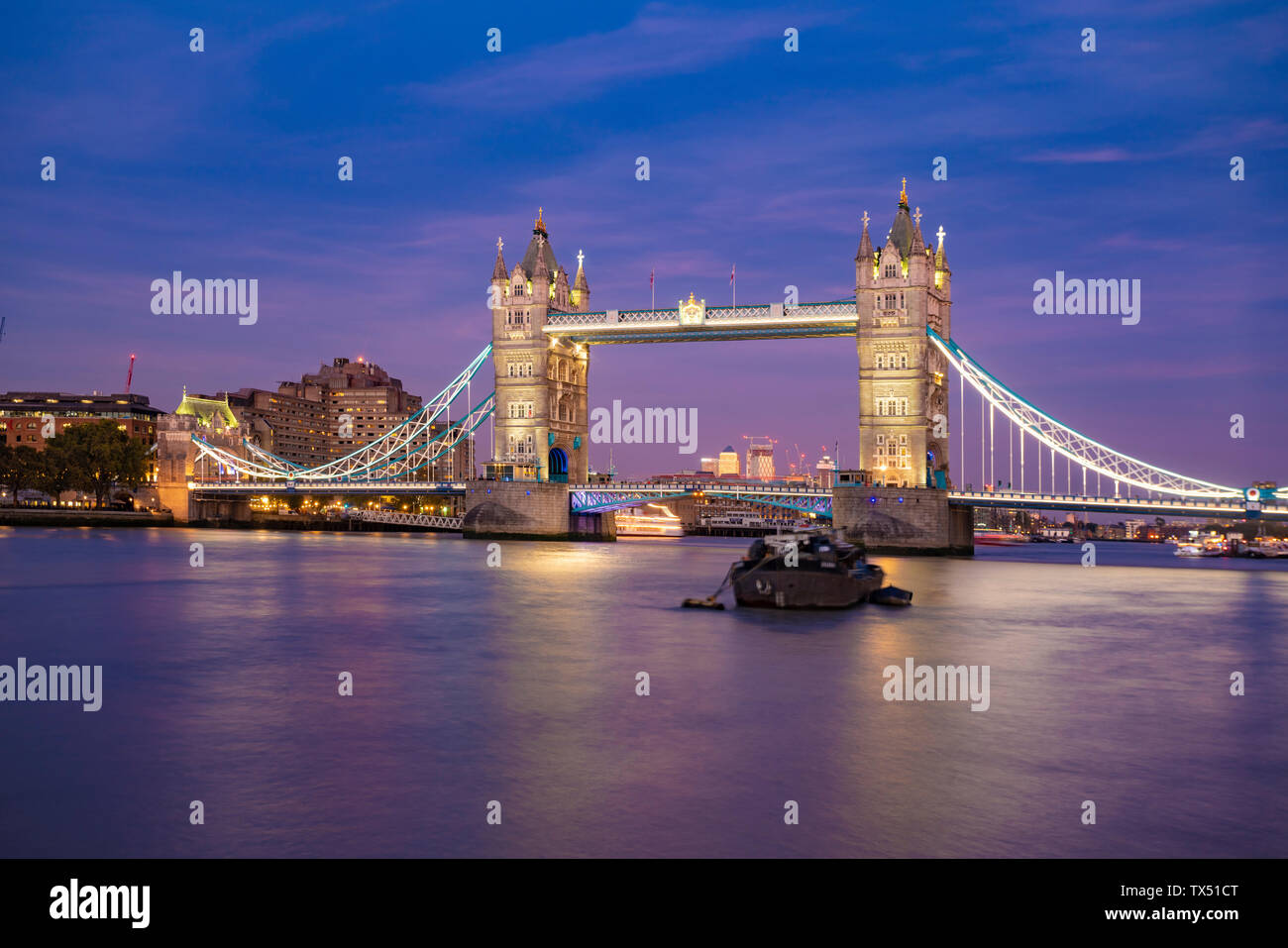 UK, London, beleuchtete Tower Bridge bei Nacht Stockfoto