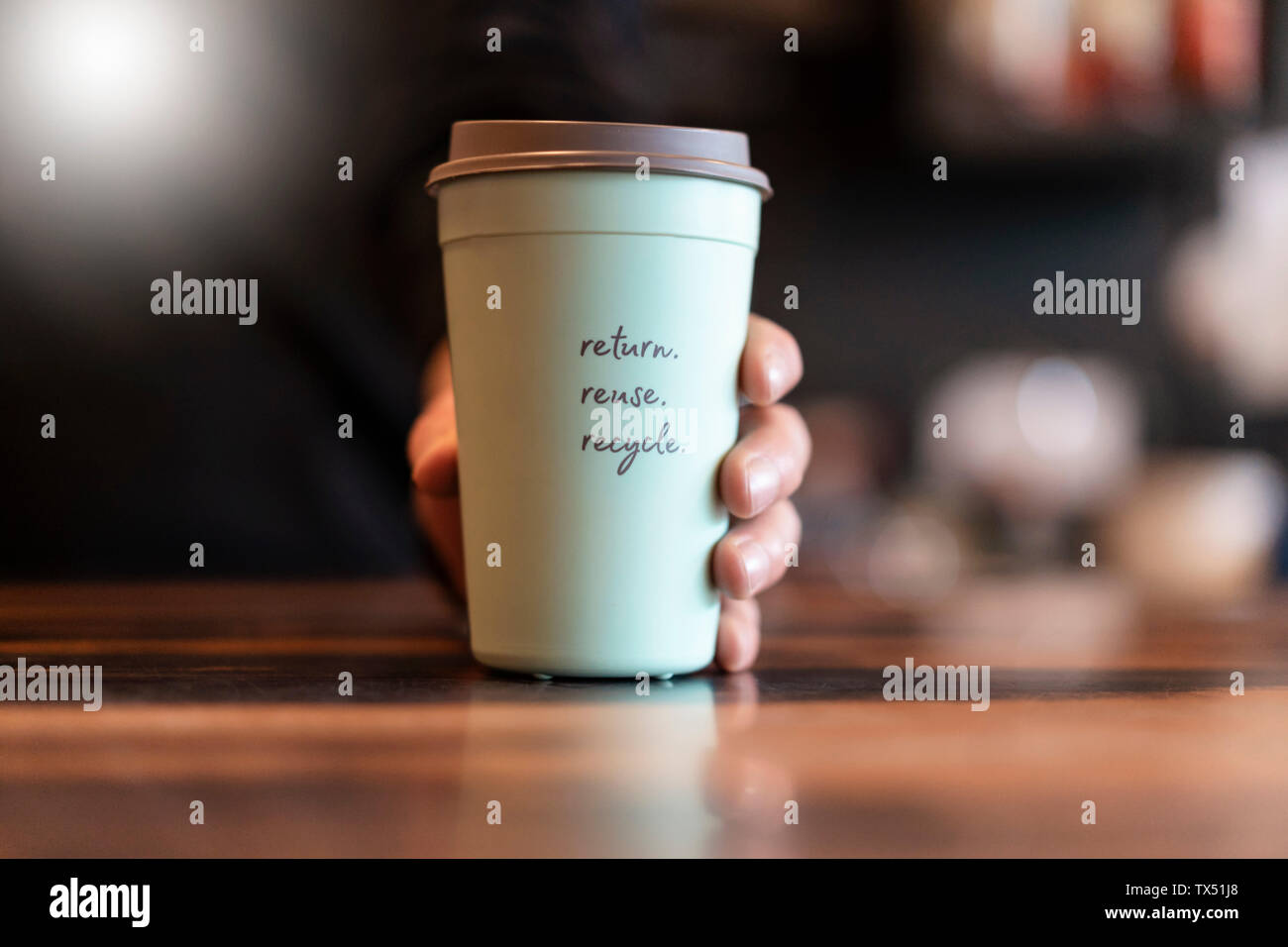 Hand, die Kaution Tasse für Kaffee, close-up Stockfoto