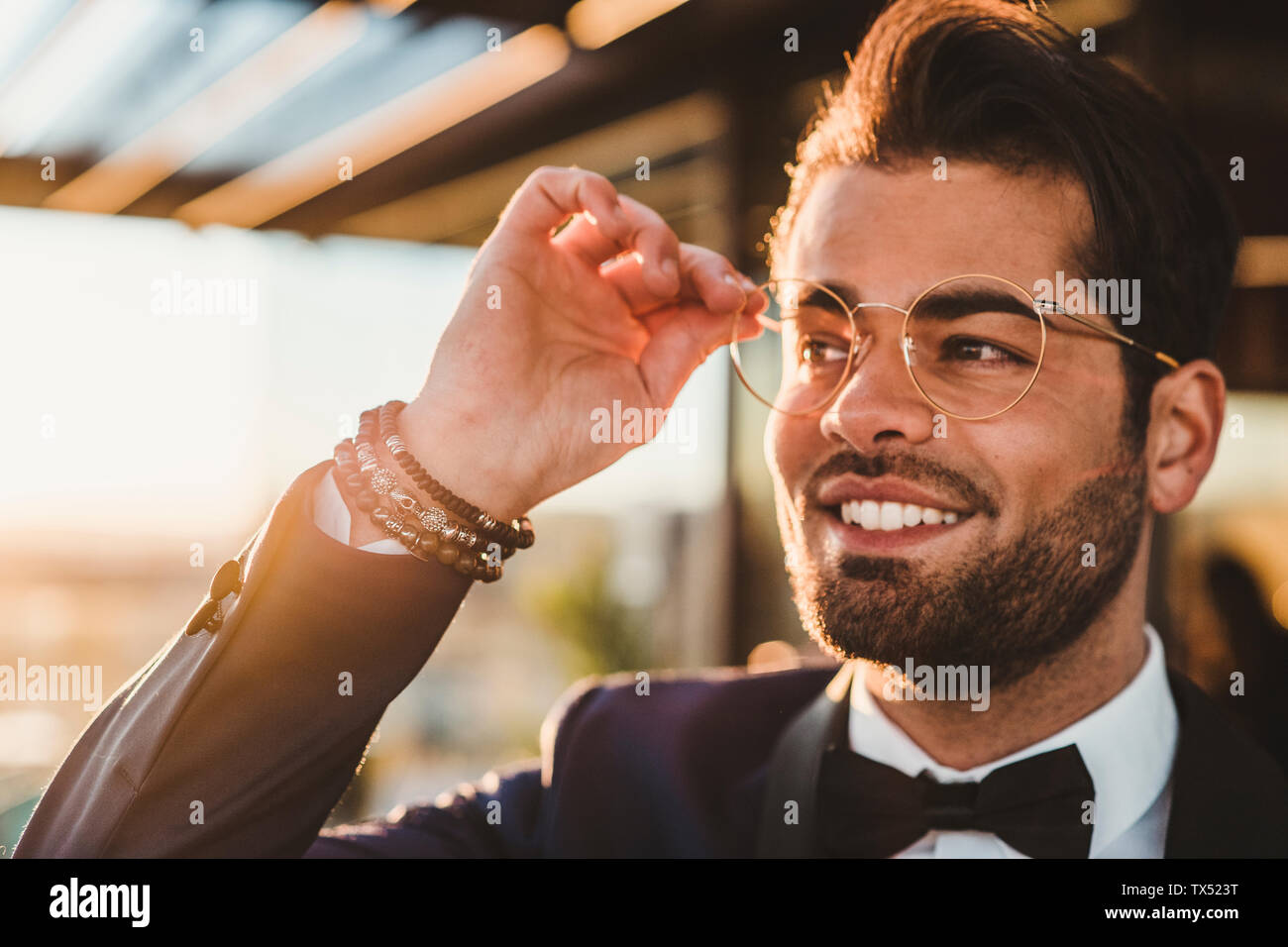 Portrait von stilvollen Mann auf dem Dach Terrasse bei Sonnenuntergang Stockfoto