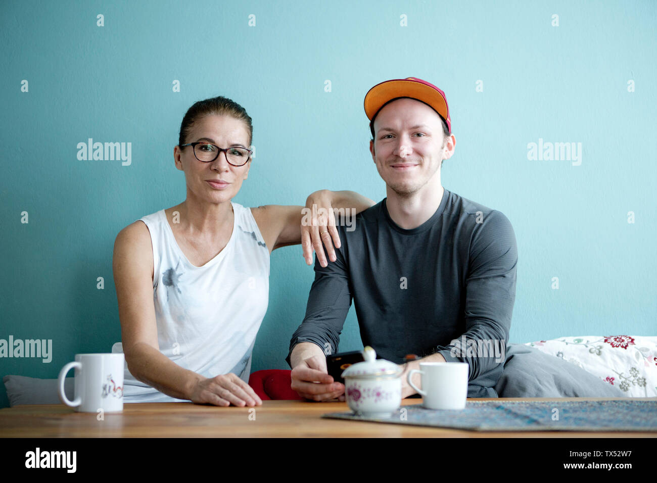 Mutter und Sohn am Küchentisch sitzen, Kaffee trinken Stockfoto
