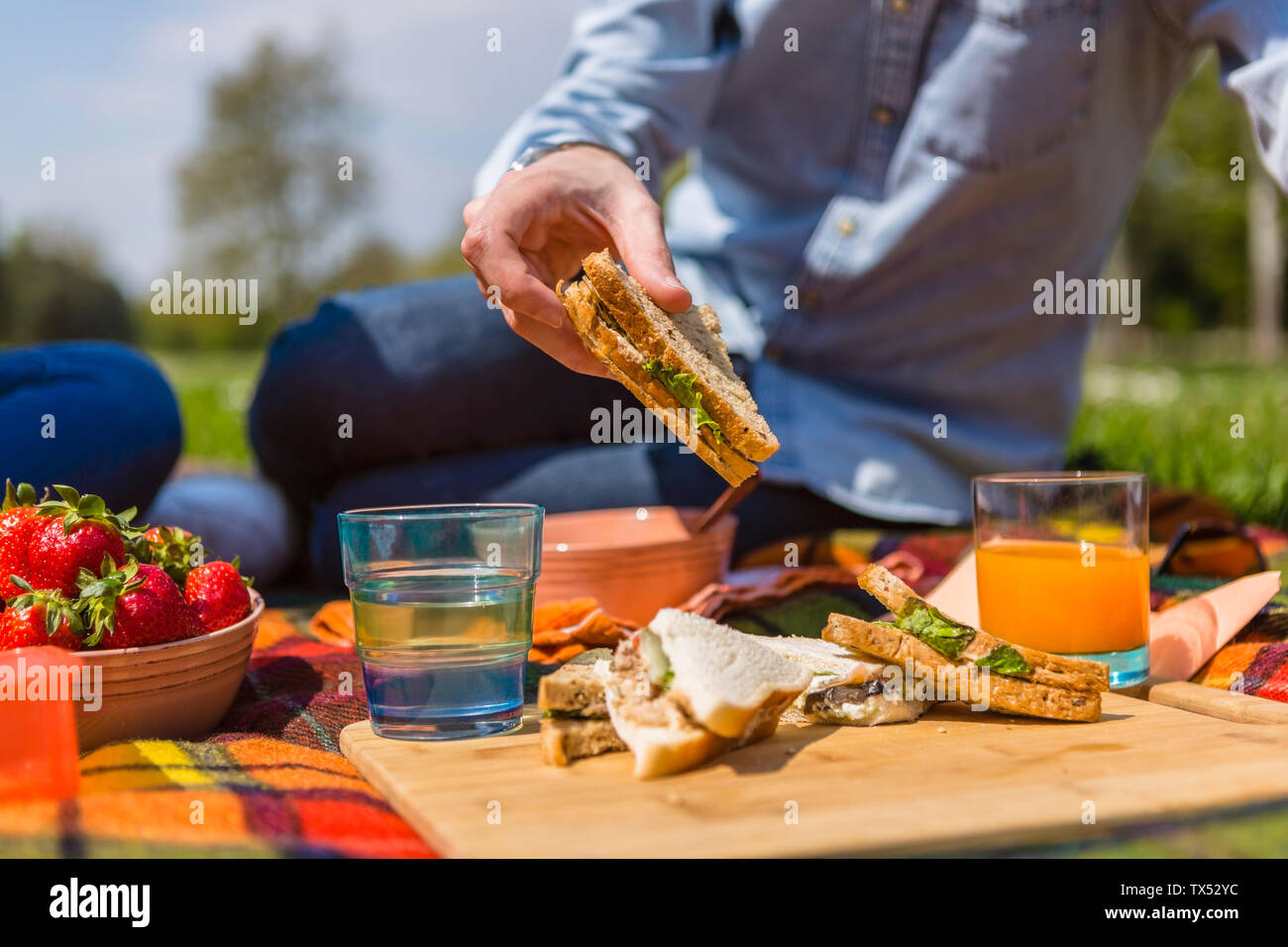 Junges Paar bei einem Picknick mit gesunden Lebensmitteln in einem Park Stockfoto