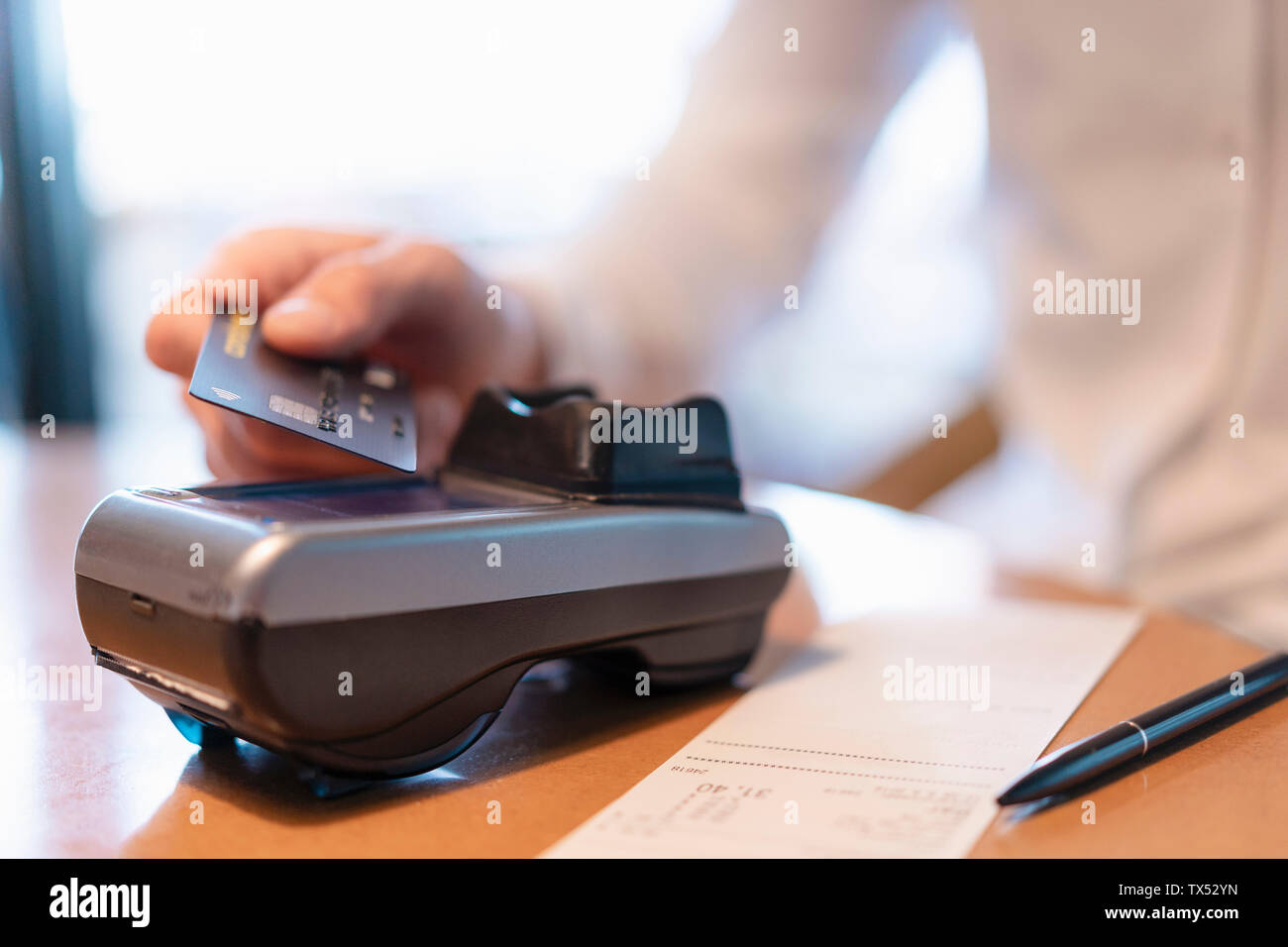 Mann Zahlung Rechnung mit Kreditkarte, close-up Stockfoto