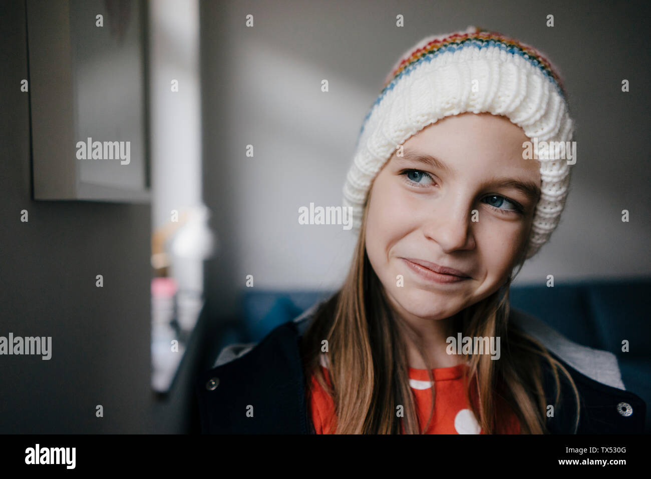 Portrait von Mädchen mit Wooly hat zu Hause Stockfoto