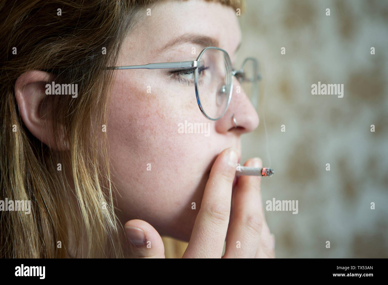Junge Frau, die raucht Stockfoto