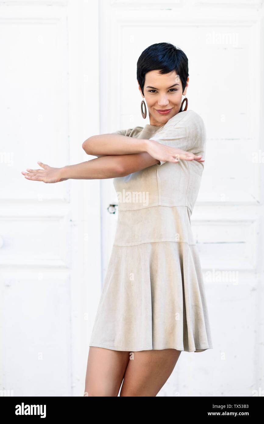 Portrait von modischen jungen Frau trägt ein Kleid Stockfoto