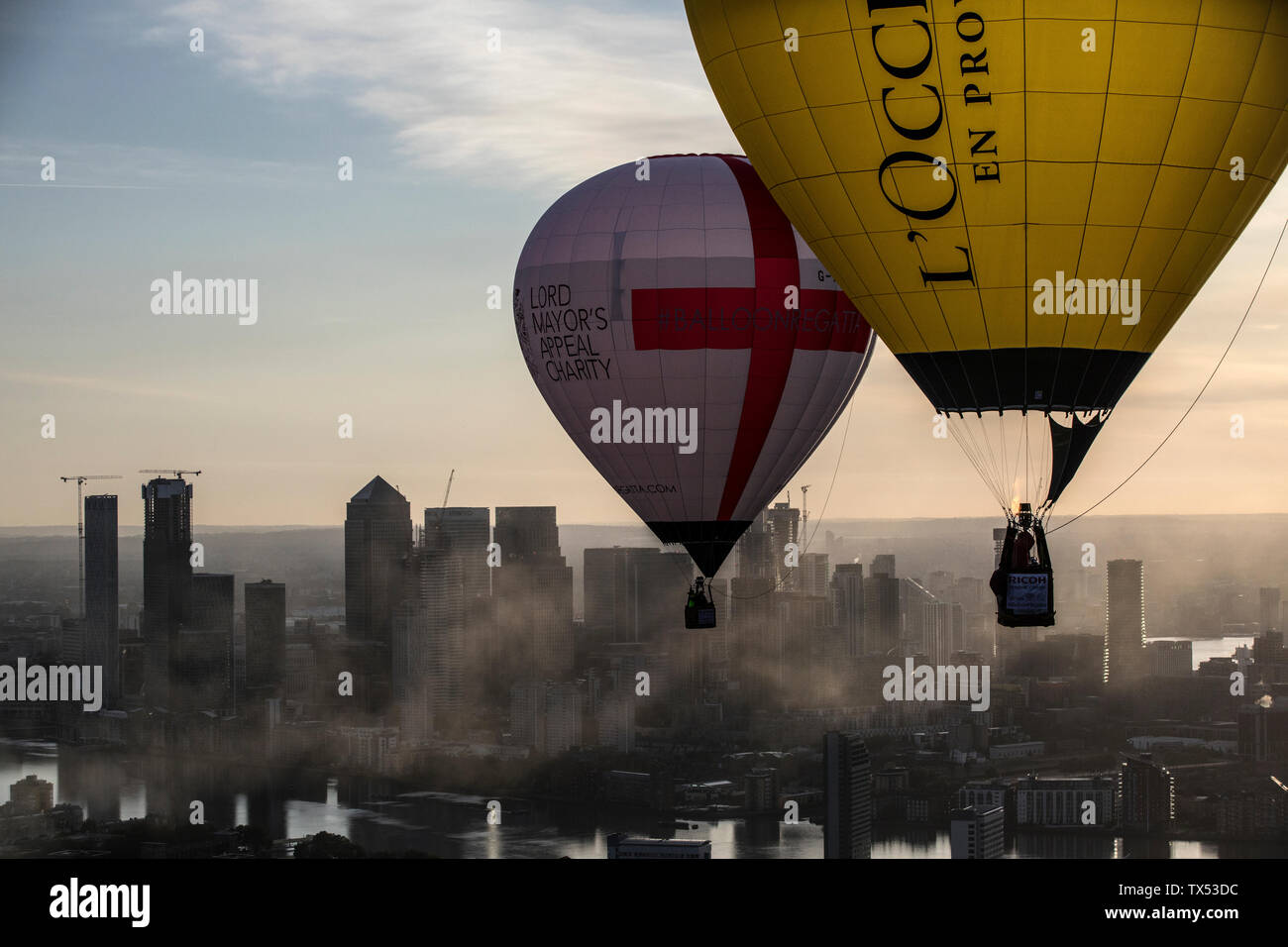 Oberbürgermeister Hot Air Balloon Regatta 2019 über die Skyline von London, England, Vereinigtes Königreich Stockfoto