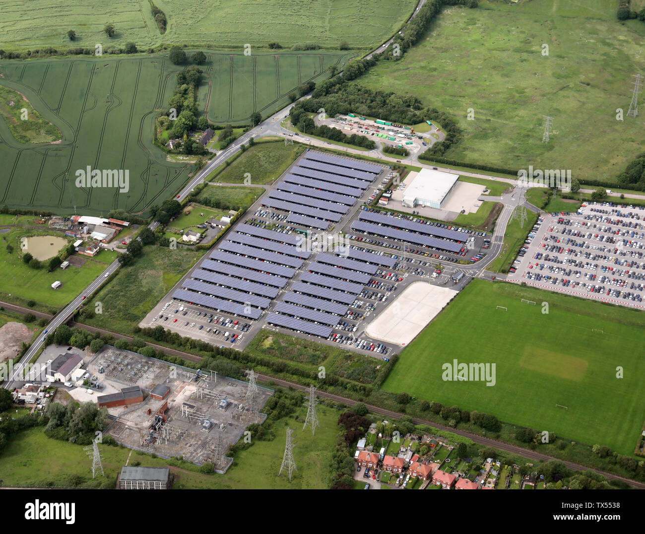 Luftaufnahme von über hundert Solarmodule (PV-Zellen) auf einem Parkplatz an der Bentley auto Fabrikanlage, Crewe, Cheshire Vereinigtes Königreich Stockfoto