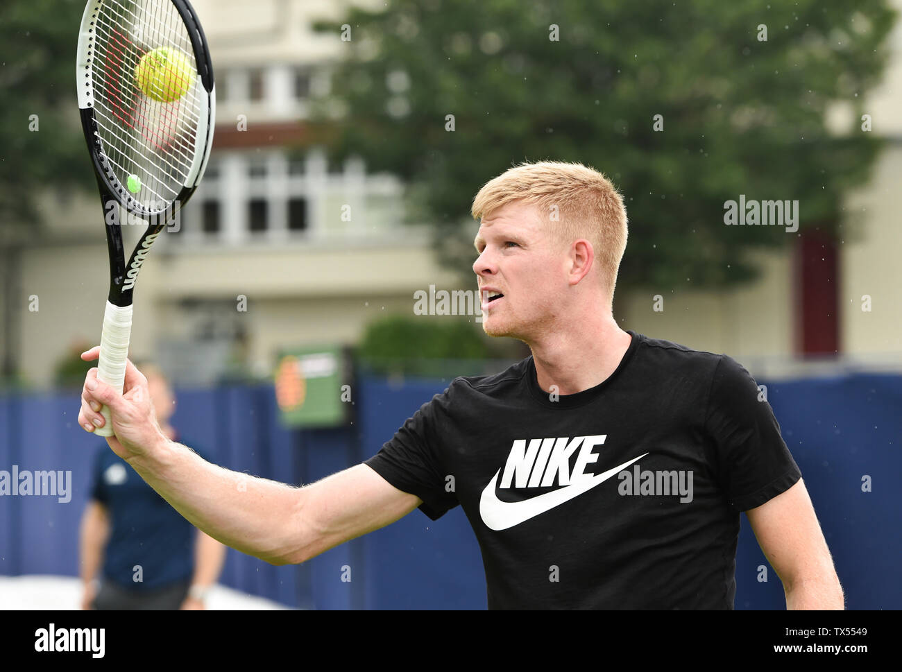 Eastbourne Großbritannien 24. Juni 2019 - Kyle Edmund von Großbritannien Praktiken auf einem außerhalb des Gerichtes an der Natur Tal internationalen Tennisturnier in Devonshire Park in Eastbourne statt. Foto: Simon Dack/TPI/Alamy leben Nachrichten Stockfoto