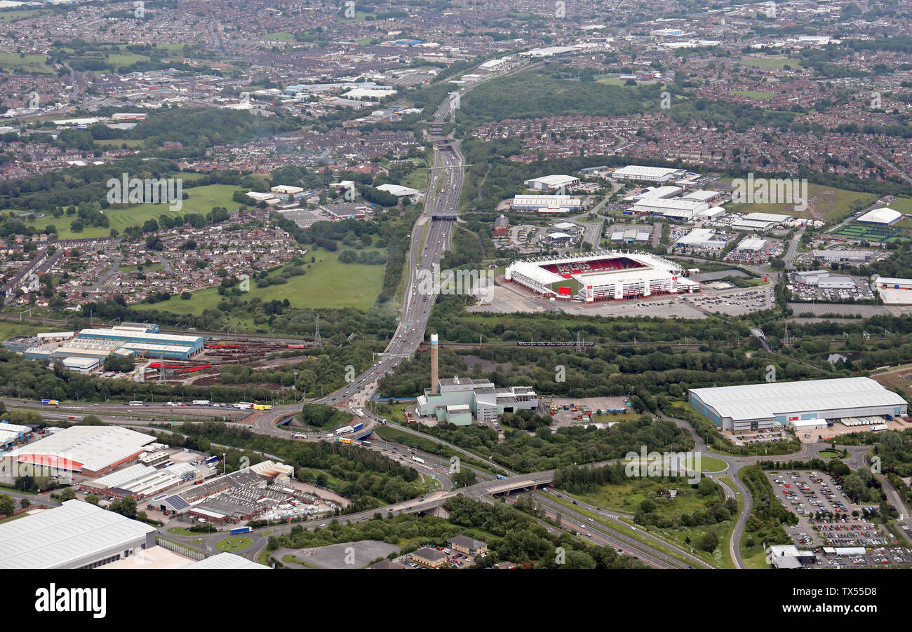 Luftaufnahme von Stoke zeigt die A50 Road, Bet365 Fußball-Stadion und verschiedenen Industrie- & Business Units, Staffordshire, Großbritannien Stockfoto