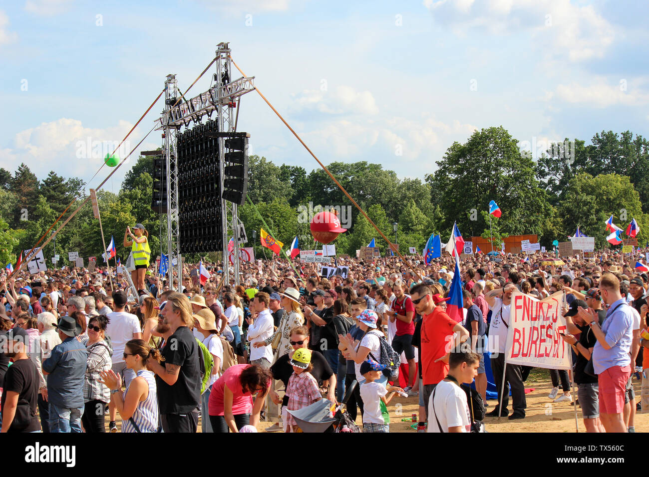 Prag, Tschechische Republik - 23. Juni 2019: Menschenmenge Proteste gegen Premierminister Babis und Minister der Justiz auf Letna, Letenska planen. Demonstration Aufruf zur Resignation. Demokratie, protestieren. Stockfoto