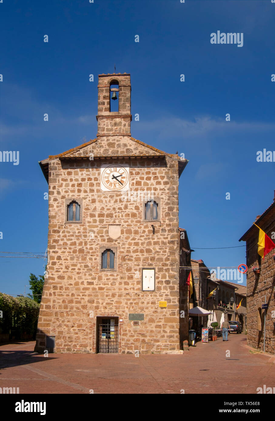 SOVANA, Toskana, Italien, 16. JUNI 2019: Alten Platz in der Altstadt in der Zeit der Etrusker gegründet. Hier ist die Palazzetto dell'Archivio ie das Rathaus Stockfoto
