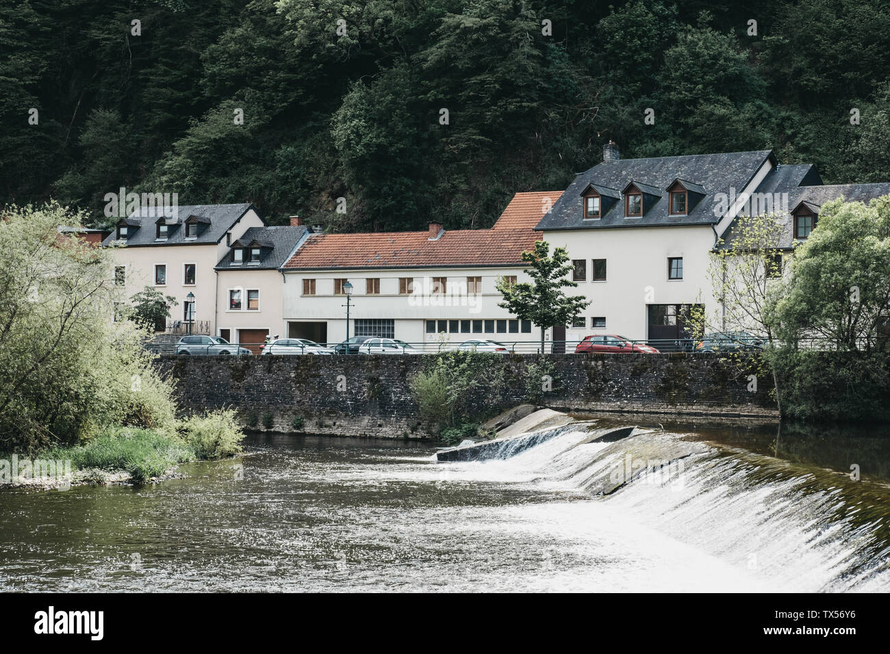 Vianden, Luxemburg - 18. Mai 2019: Wehr am Fluss in Vianden, eine Stadt in Luxembourgs Ardennes Region bekannt für den Jahrhunderte alten Hügel Viande Stockfoto