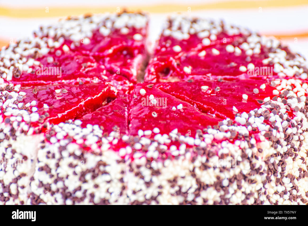Kirsch Sahnetorte wird in Stücke geschnitten Stockfoto