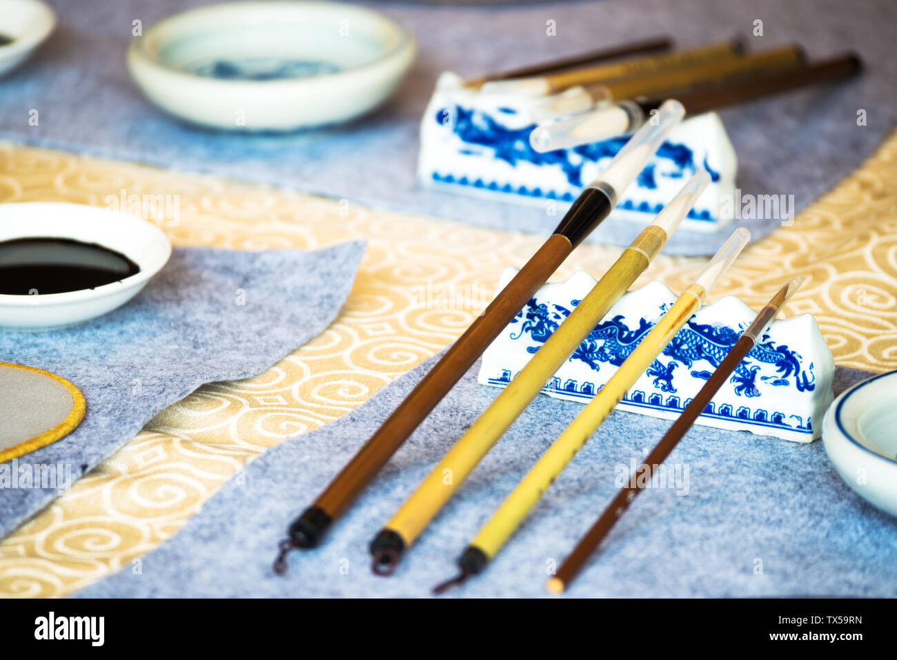 Chinesische Kalligraphie Tools auf Tisch Stockfoto