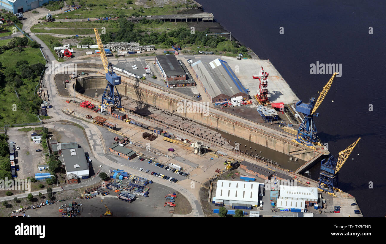 Luftaufnahme von einem grossen Dry Dock für den Schiffbau und die Schiffsreparatur in Hebburn am Fluss Tyne, in der Nähe von Jarrow Stockfoto