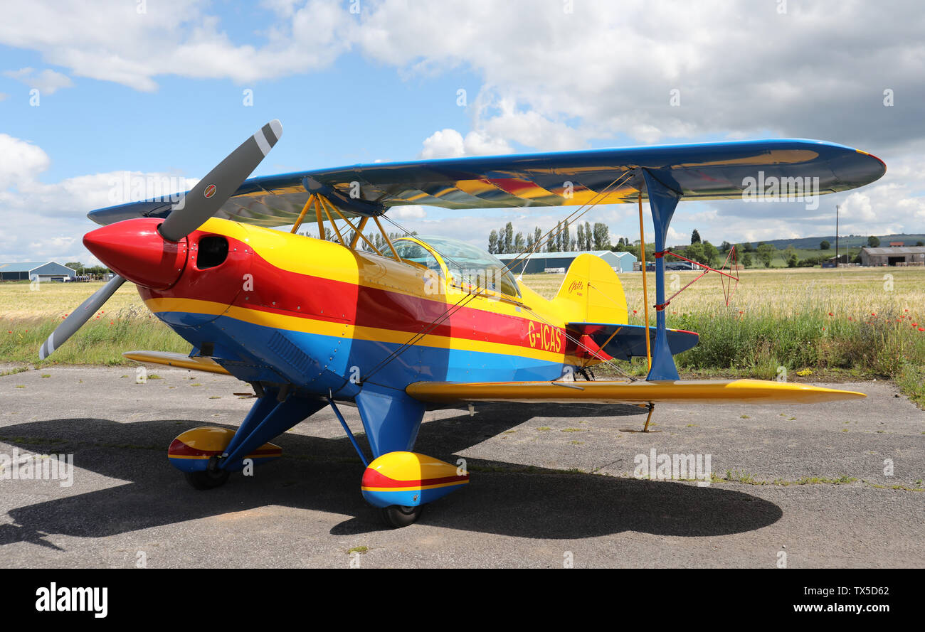 Der cas Smith Pitts Special aerobatic Doppeldecker G-ICAS auf der Rollbahn am Full Sutton Flugplatz in Yorkshire. Stockfoto